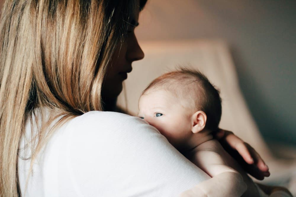 Seorang ibu memeluk bayi barunya